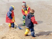 Spielende Kinder im Watt an der südlichen Nordsee im Nordseebad Dorum